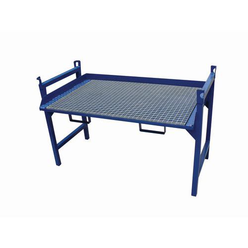 Stojan na skladování sudů, s roštem