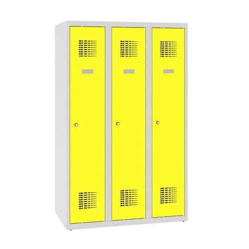 Snížená školní šatní skříň, 3 sloupce, 300 mm, šedá/žlutá, cylindrický zámek