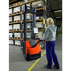 Ruční vysokozdvižný vozík BT Staxio SWE100 s elektrickým pojezdem a zdvihem, do 1 000 kg, výška zdvihu 3 300 mm