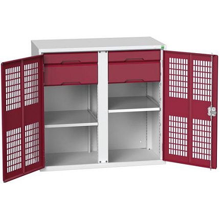 Kovová skříň pro údržbu Bott Verso, drátěné dveře, 100 x 105 x 55 cm, 2 police, 4 zásuvky, šedá-červená