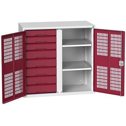 Kovová skříň pro údržbu Bott Verso, drátěné dveře, 100 x 105 x 55 cm, 2 police, 8 zásuvek, šedá-červená