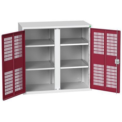 Kovová skříň pro údržbu Bott Verso, drátěné dveře, 100 x 105 x 55 cm, 4 police, šedá-červená