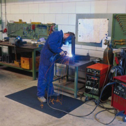 Protiúnavová rohož Pebble Trax® pro svářeče, černá, 90 x 2 286 cm