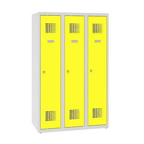 Snížená školní šatní skříň, 3 sloupce, 300 mm, šedá/žlutá, cylindrický zámek